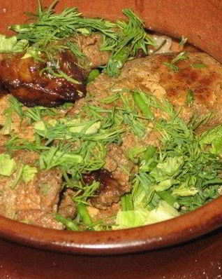 Перловка со свининой в горшочках