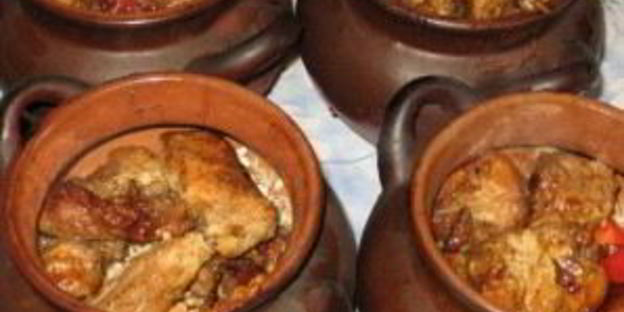 перловка со свининой в горшочках