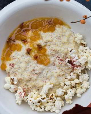 Пшенная каша на кокосовом молоке с чатни из тыквы и облепихи и попкорном