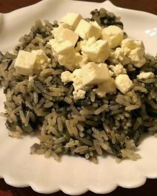Греческая рисовая каша Spanakorizo со шпинатом и сыром фета
