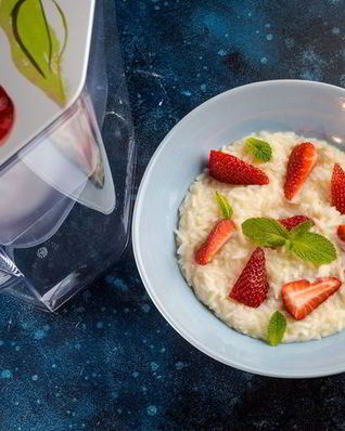 Клубничная рисовая каша на завтрак