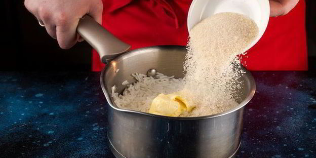 клубничная рисовая каша на завтрак