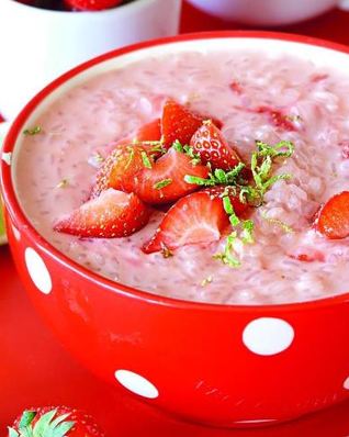 Кокосовая рисовая каша с клубникой