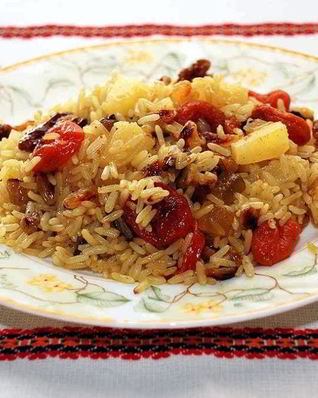 Постная рисовая каша с сухофруктами