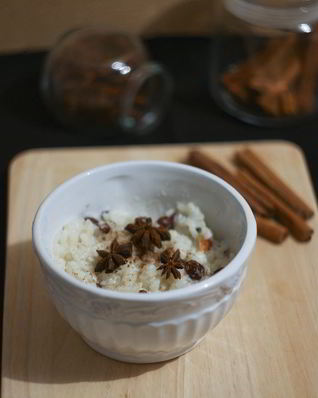 Пряная рисовая каша с изюмом на кокосовом молоке