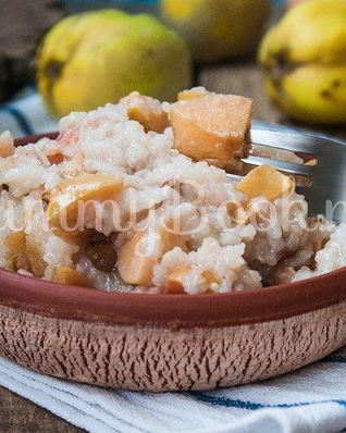 Рисовая каша с айвой в мультиварке