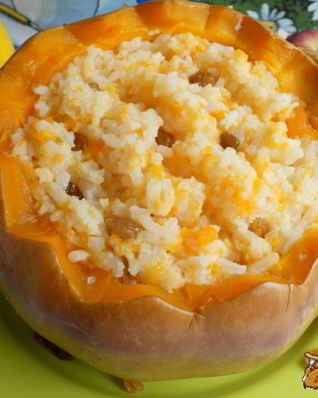 Рисовая каша с айвой в тыкве