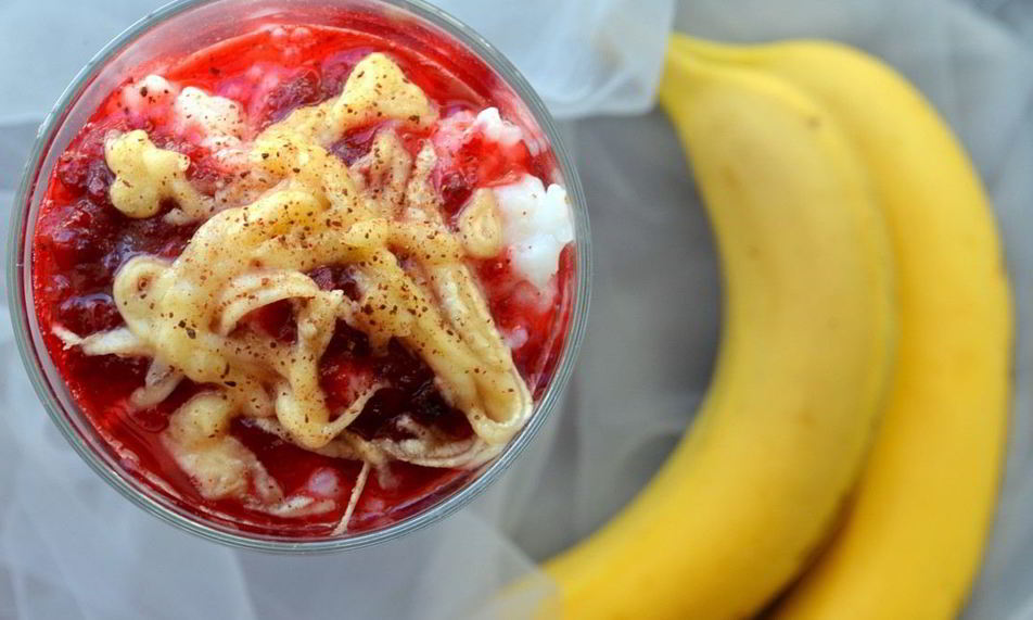 Рецепт рисовой каши с брусничным сиропом и бананом