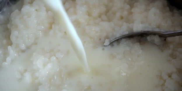 рисовая каша с брусничным сиропом и бананом