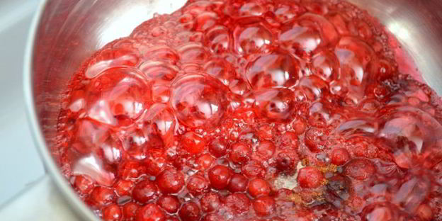 рисовая каша с брусничным сиропом и бананом