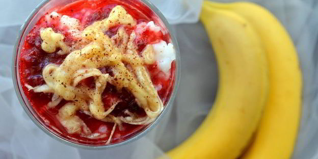 рисовая каша с брусничным сиропом и бананом