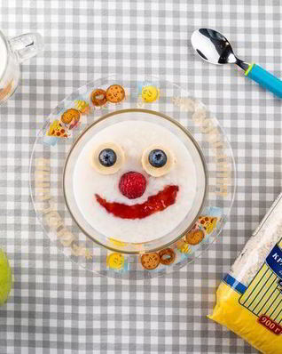 Рисовая каша с джемом и фруктами