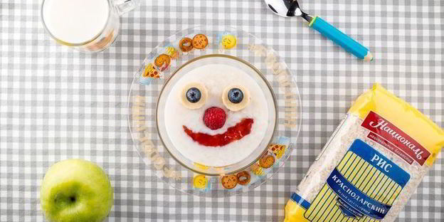 рисовая каша с джемом и фруктами