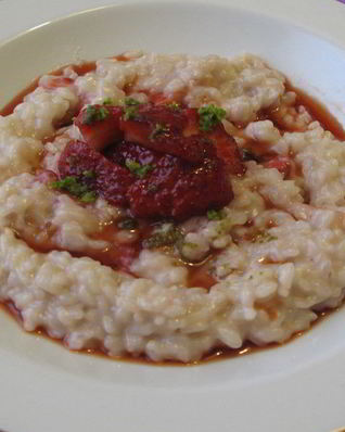 Рисовая каша с клубникой и кокосовым молоком