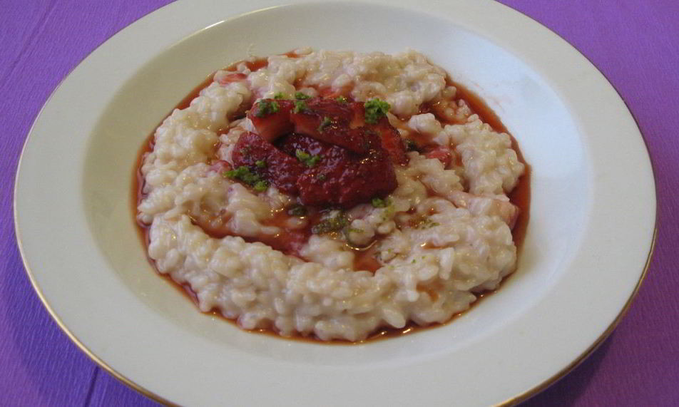 Рецепт рисовой каши с клубникой и кокосовым молоком