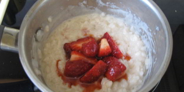 рисовая каша с клубникой и кокосовым молоком
