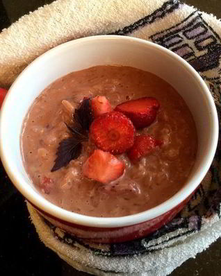 Рисовая каша с клубникой и шоколадом