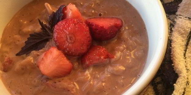 рисовая каша с клубникой и шоколадом