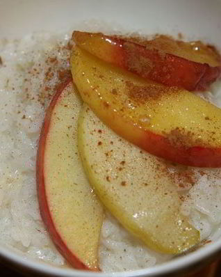 Рисовая каша с яблоками, медом и корицей