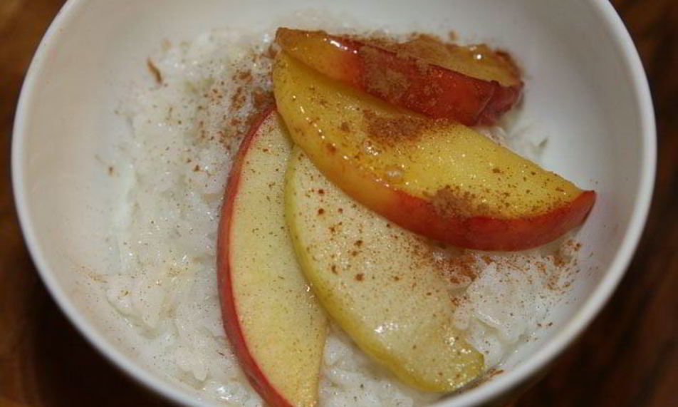 Рецепт рисовой каши с яблоками, медом и корицей