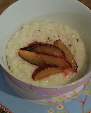 Рисовая каша со сливами и мускатным орехом