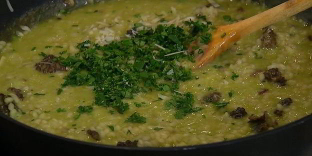 рисовая каша со сморчками и зеленым горошком