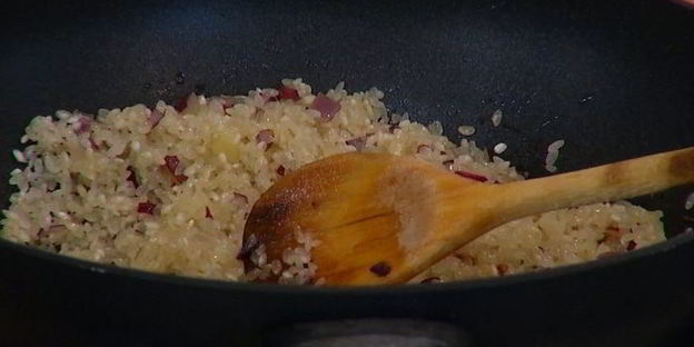 рисовая каша со сморчками и зеленым горошком