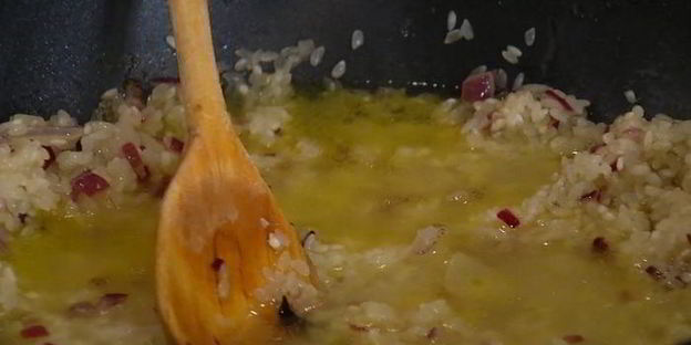 рисовая каша со сморчками и зеленым горошком