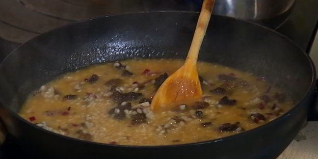 рисовая каша со сморчками и зеленым горошком