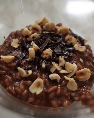 Шоколадная рисовая каша с изюмом и орехами