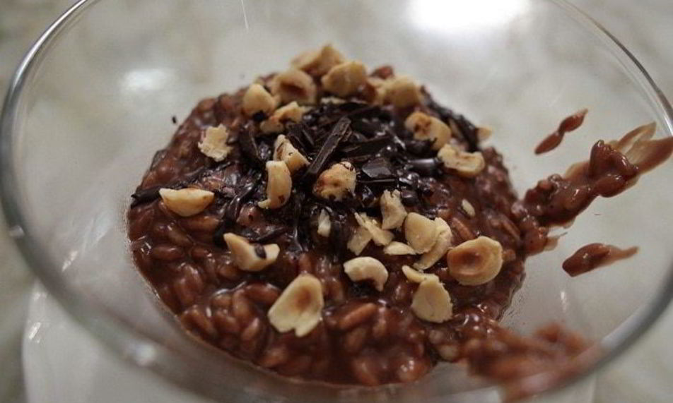Рецепт шоколадной рисовой каши с изюмом и орехами