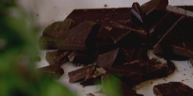 шоколадная рисовая каша с изюмом и орехами