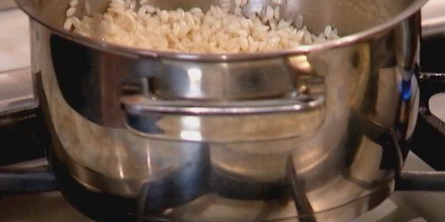 шоколадная рисовая каша с изюмом и орехами