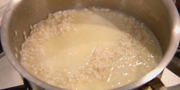 шоколадная рисовая каша с изюмом и орехами