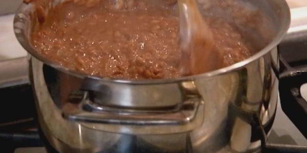 шоколадная рисовая каша с изюмом и орехами