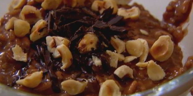 шоколадная рисовая каша с изюмом и орехами