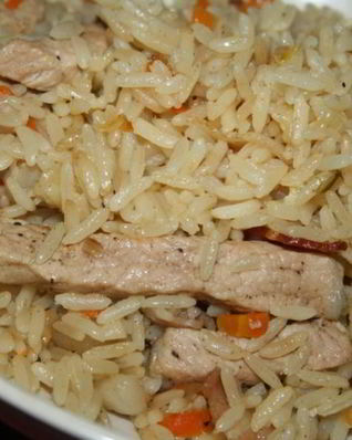 Сытная рисовая каша со свининой и беконом на топленом сливочном масле