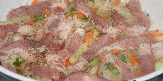 сытная рисовая каша со свининой и беконом на топленом сливочном масле