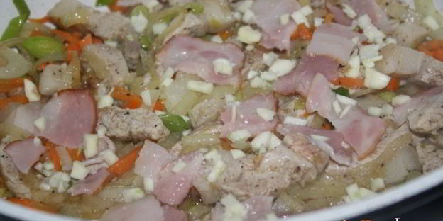 сытная рисовая каша со свининой и беконом на топленом сливочном масле