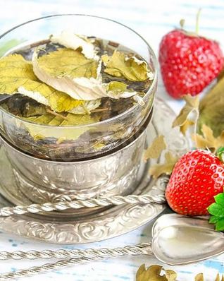 Чай из сушеных листьев малины, клубники и смородины