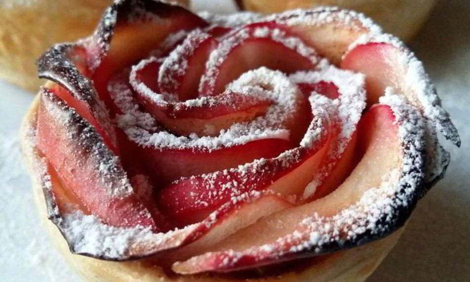 Рецепт чайных розочек в слоеном тесте