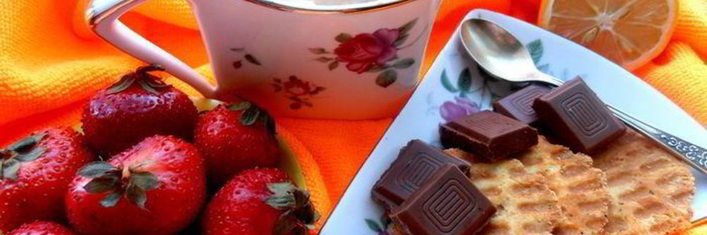 Имбирный чай с клубникой