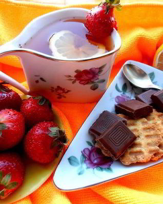 Имбирный чай с клубникой