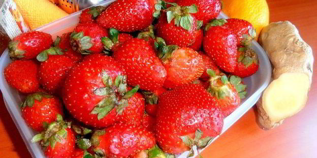 имбирный чай с клубникой