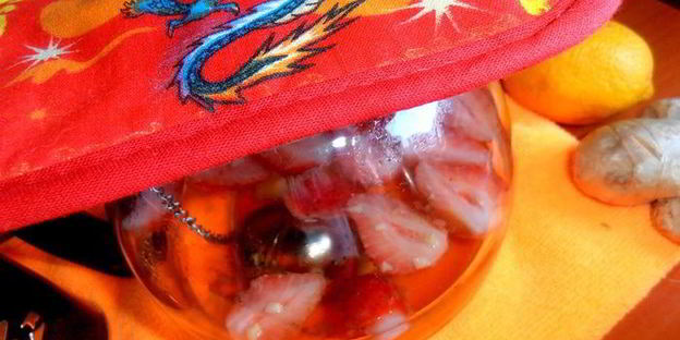 имбирный чай с клубникой