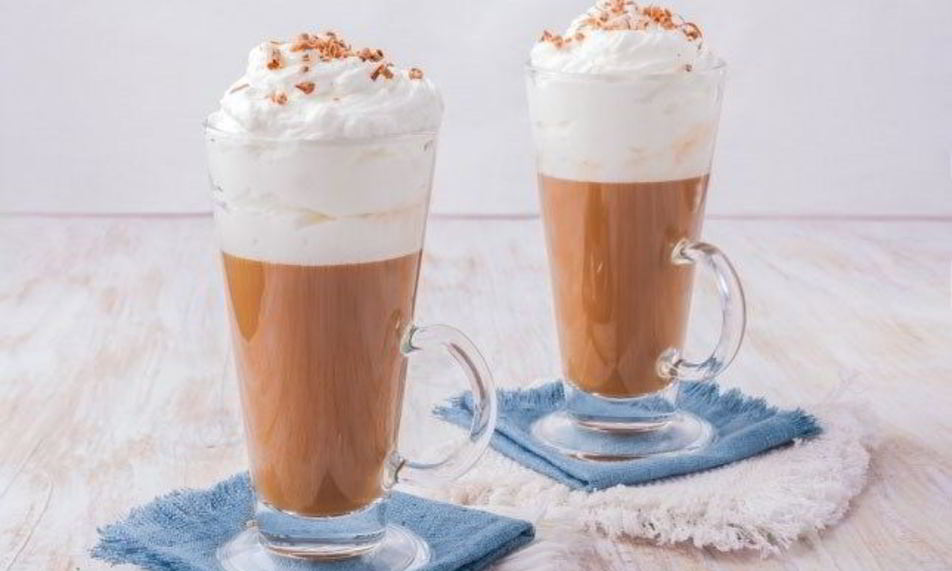 Рецепт карамельного чая с молоком и взбитыми сливками