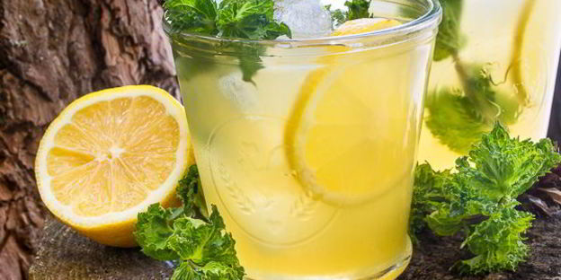 холодный зеленый чай с лимоном и медом