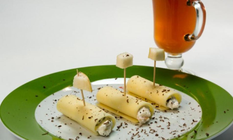 Рецепт рулетиков из сыра с творогом, шоколадом и свежими фруктами и чай с чабрецом