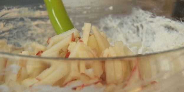 рулетики из сыра с творогом, шоколадом и свежими фруктами и чай с чабрецом