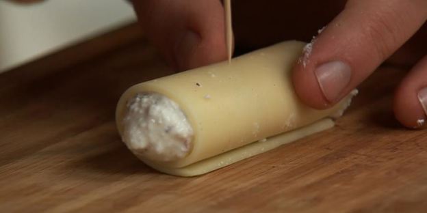 рулетики из сыра с творогом, шоколадом и свежими фруктами и чай с чабрецом